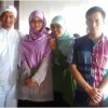 Remaja Muslim berfoto bersama seusai menghadiri perayaan Natal.
